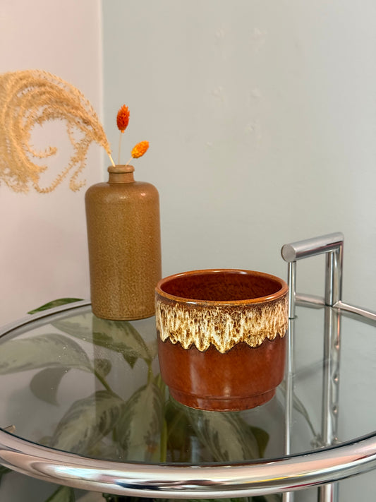 Urtepotte skjuler i brun glasur