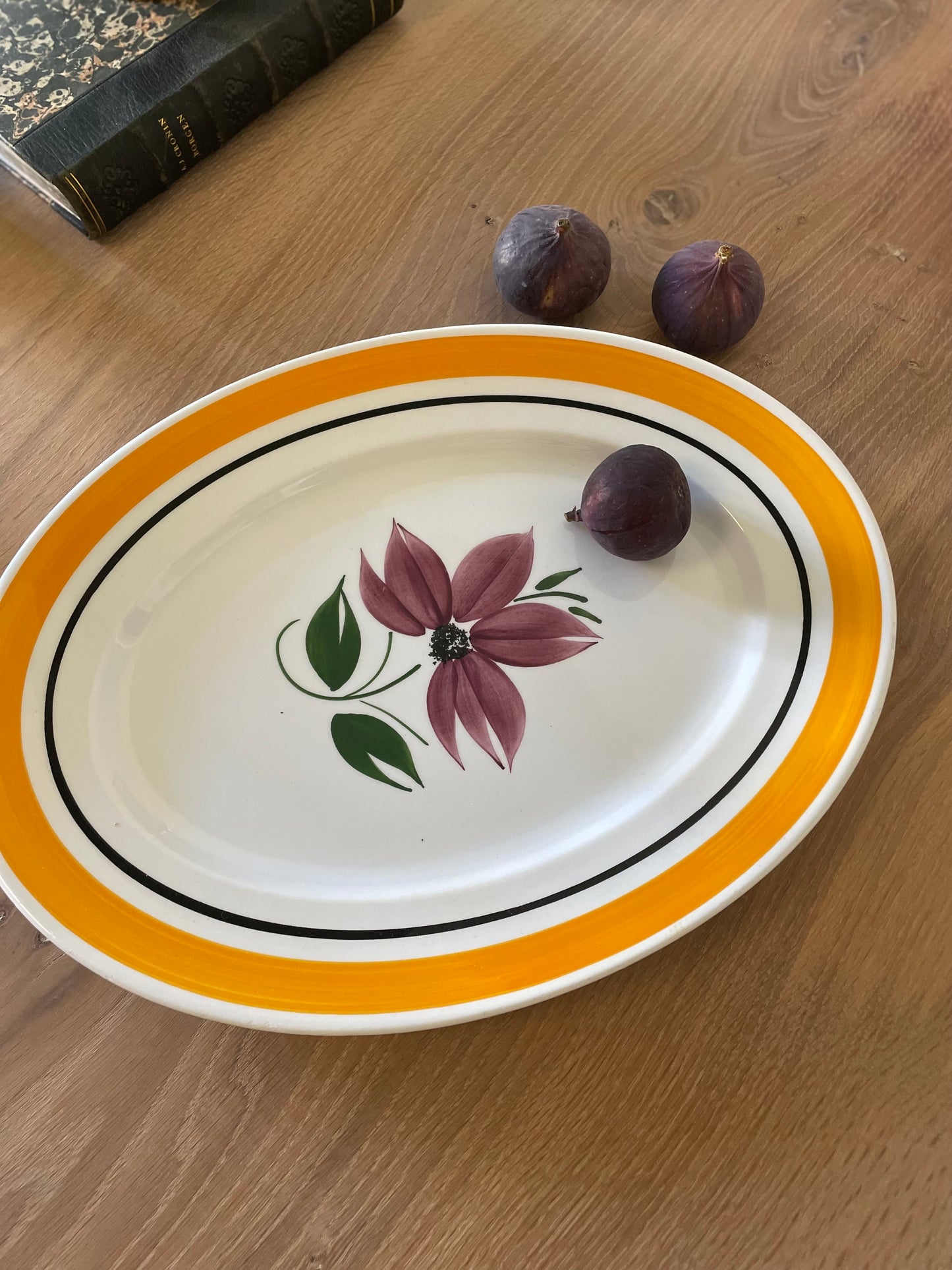 Flower tray with yellow edge