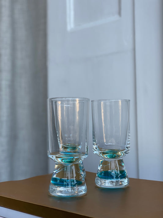 Vandglas med lyseblå bund og bobler