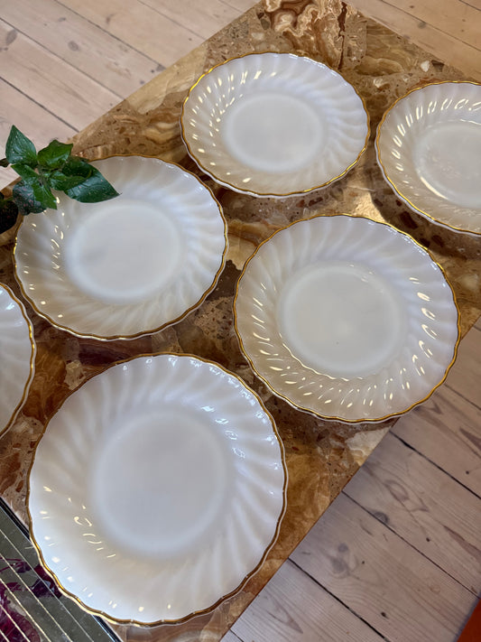 Anchor Hocking kagetallerkener i mælkehvidt opalglas