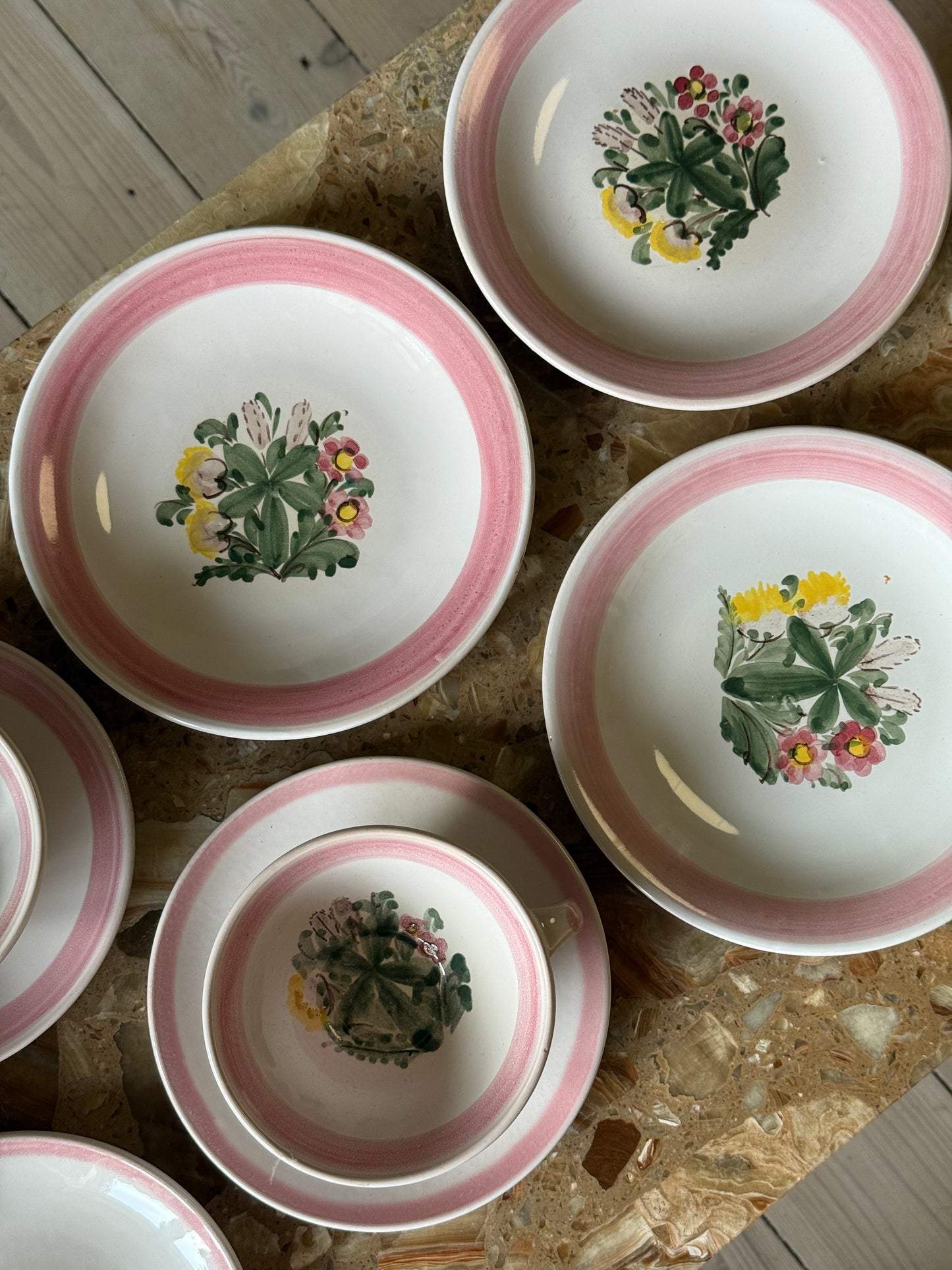 Thesæt med lyserød kant og blomster