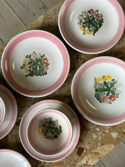 Thesæt med lyserød kant og blomster