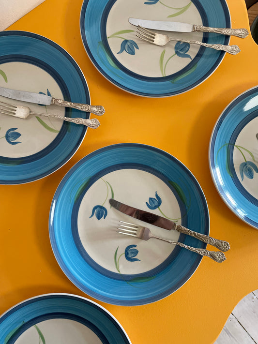 Dinner plates in green and blue with flowers