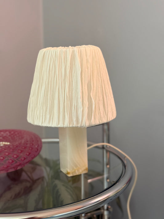 Marmor lampe med hvid skærm i stof