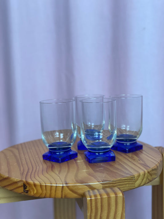 Vandglas med blå firkantet fod