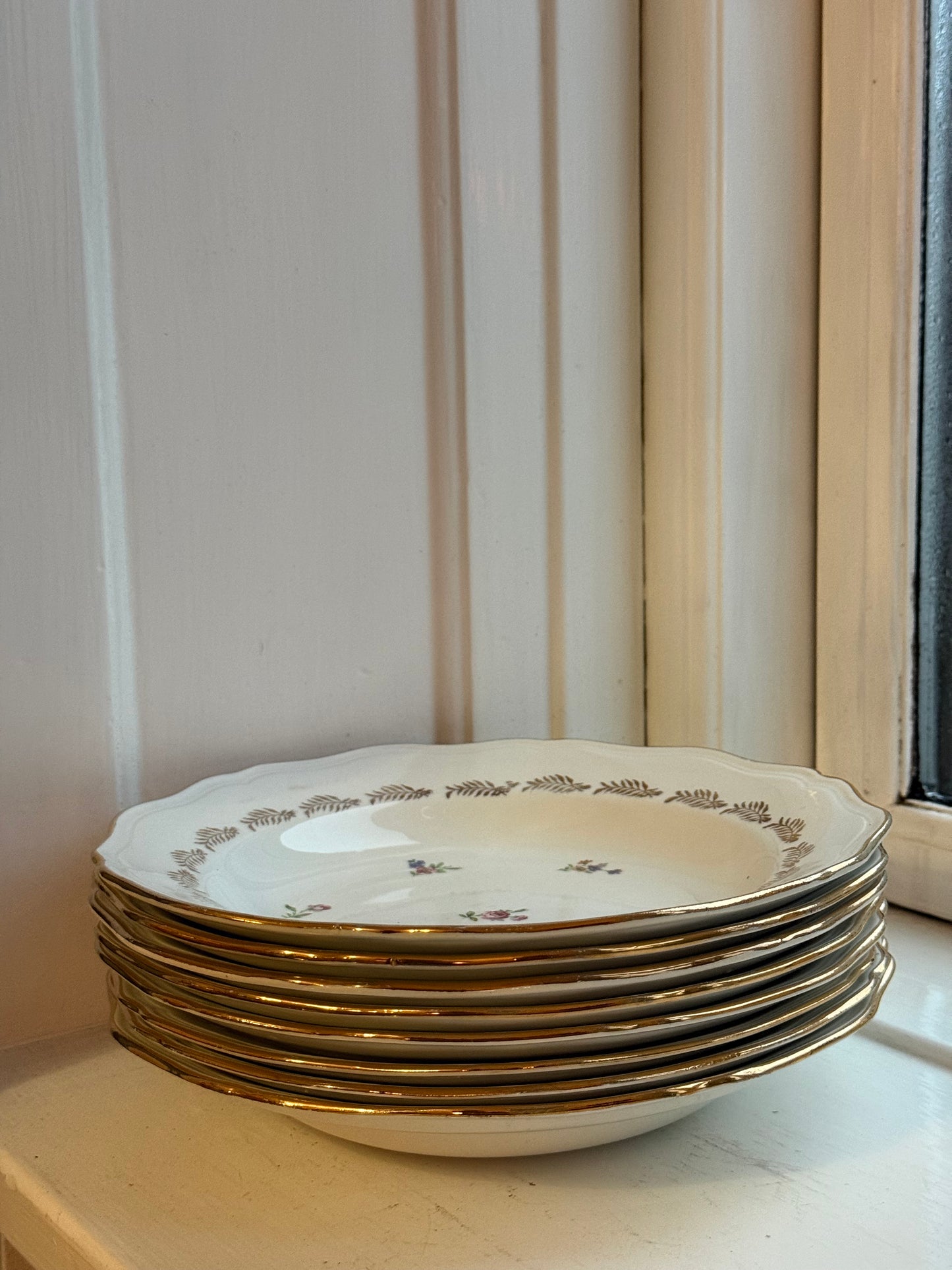 Sæt af 7 (8) dybe tallerkener med guldkant og blomster