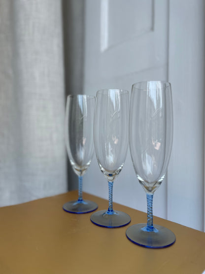 Champagneglas med blå snoet stilk