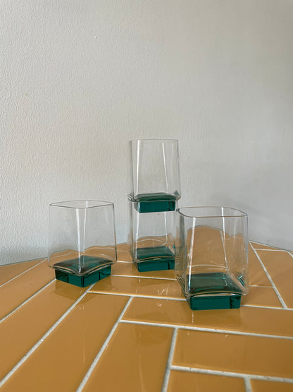 Firkantede vandglas med grøn fod