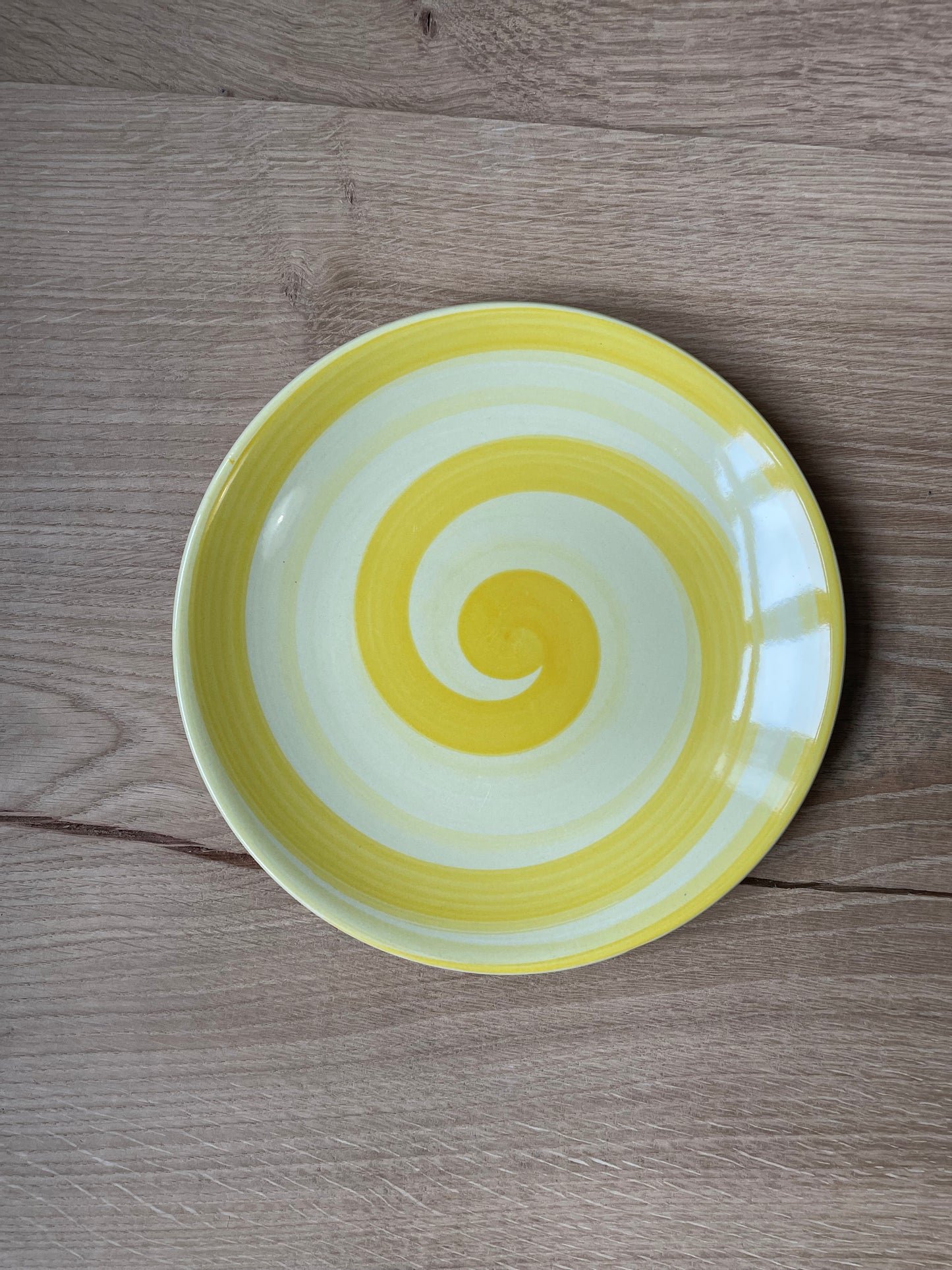 Breakfast plates with wide swirl