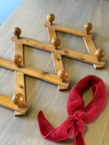 Sakseknagerække i fyrretræ