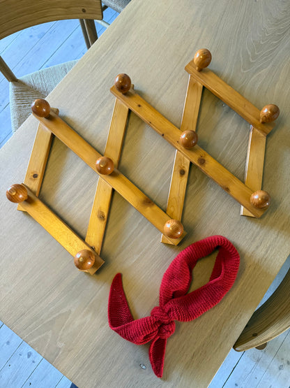 Sakseknagerække i fyrretræ