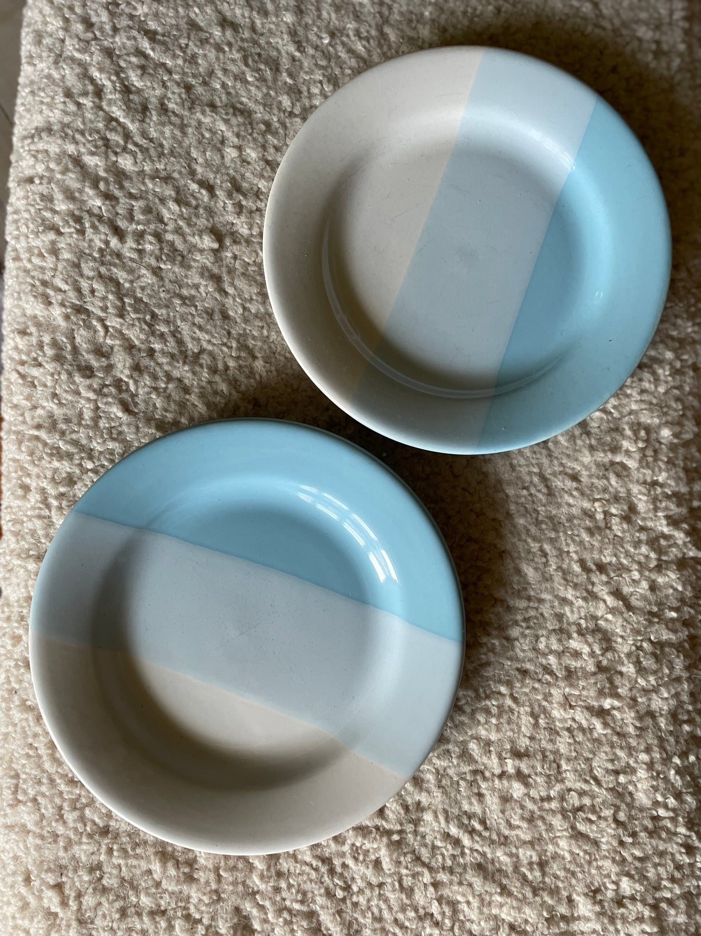 Lunch plates in striped shades of blue