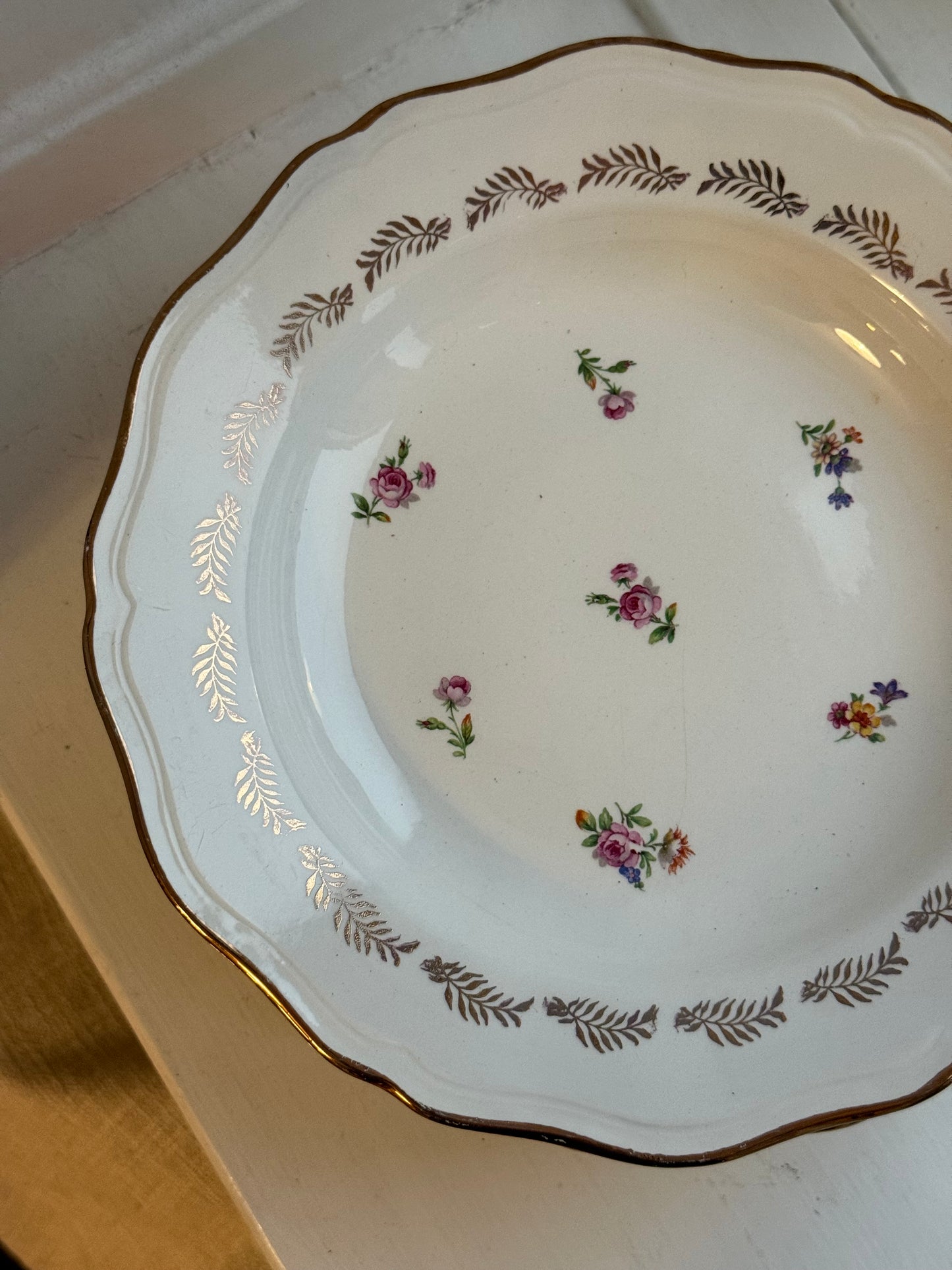 Sæt af 7 (8) dybe tallerkener med guldkant og blomster