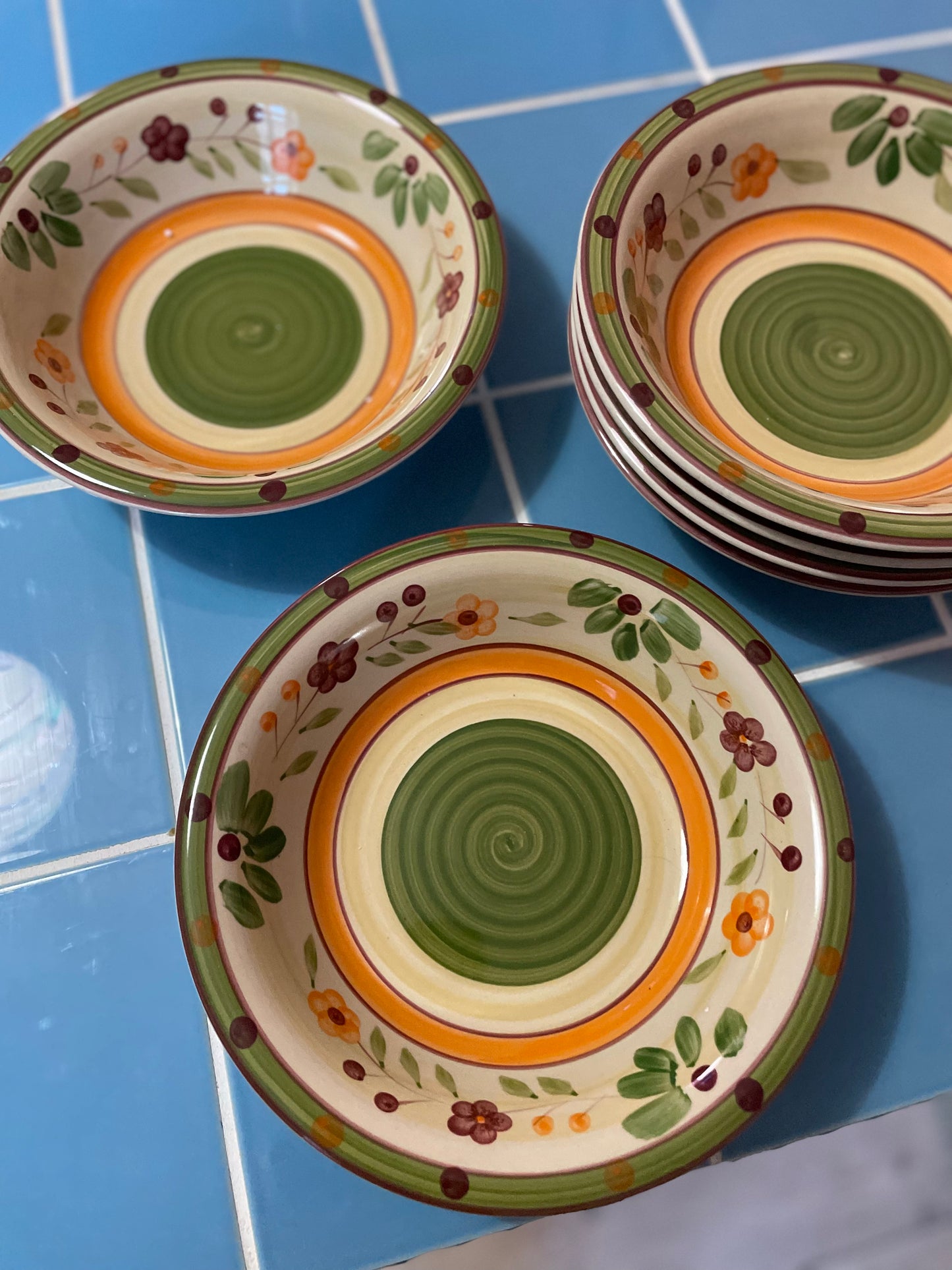 Blomstrede dybe tallerkener i orange og grøn