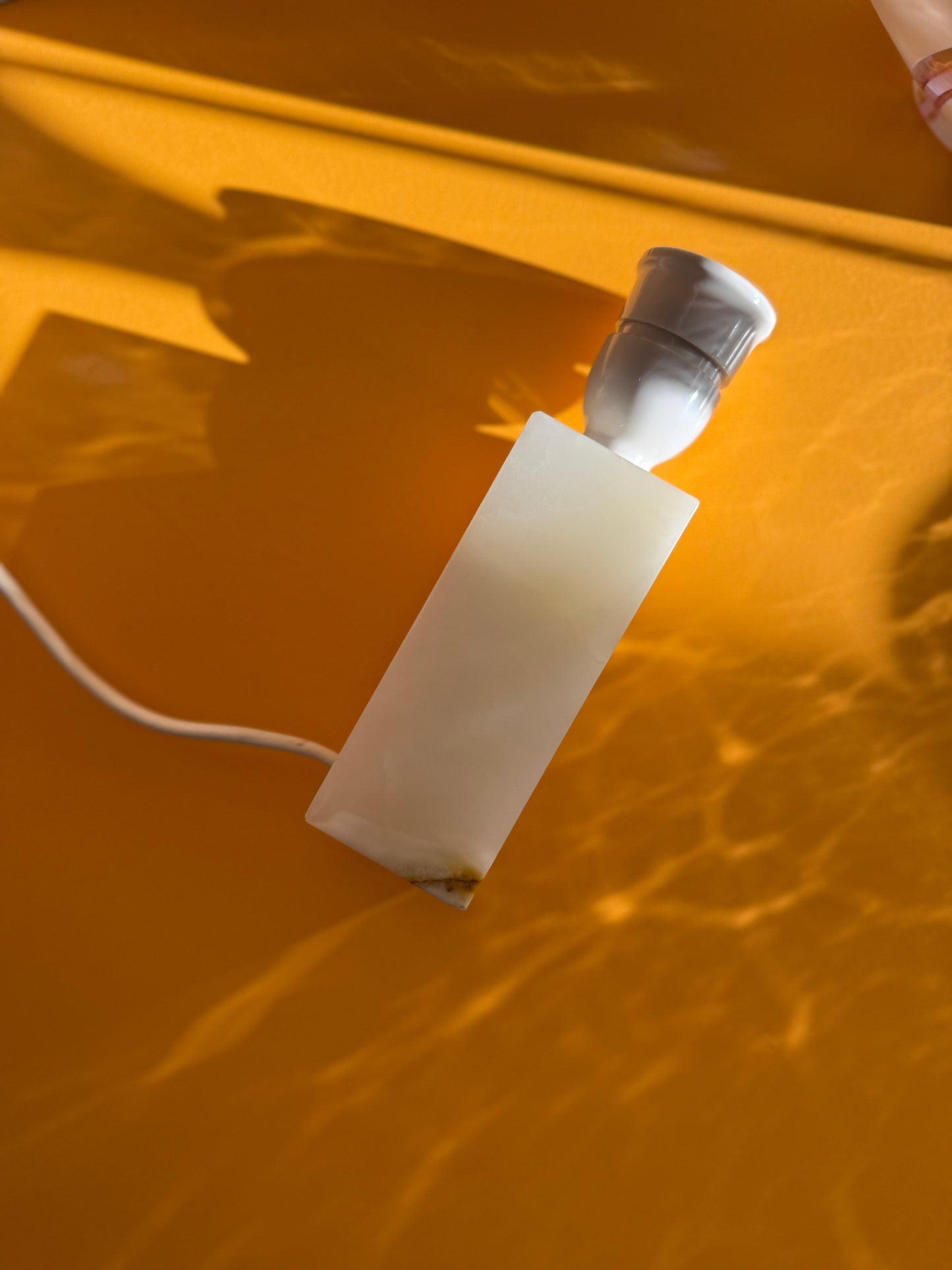 Marmor lampe med hvid skærm i stof