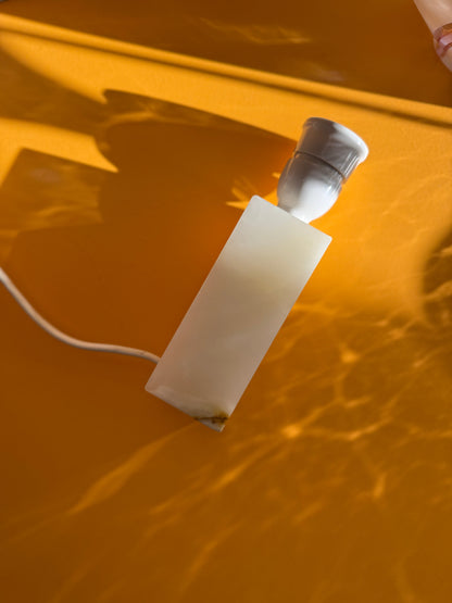 Marmor lampe med hvid skærm i stof