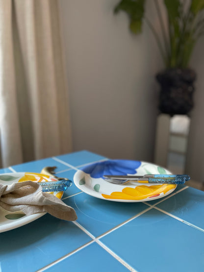 Italienske middagstallerkener med gule og blå blomster