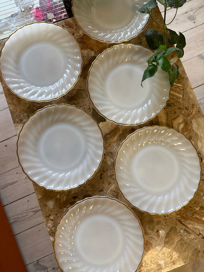 Anchor Hocking kagetallerkener i mælkehvidt opalglas