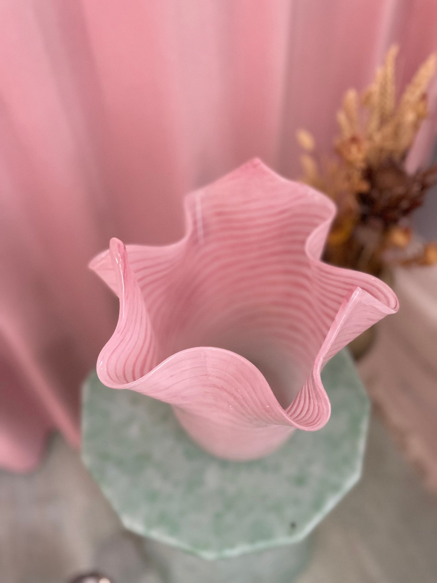 Lyserød Murano tulipan glasvase med swirl