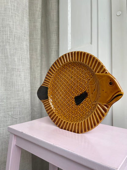 Caramel brown fish plates