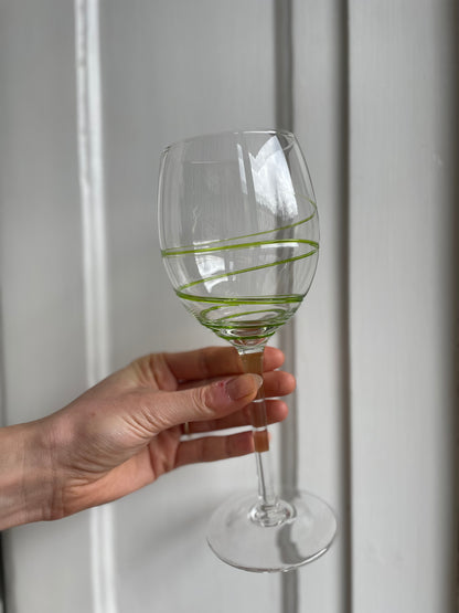 Store vinglas med grøn snoet detalje