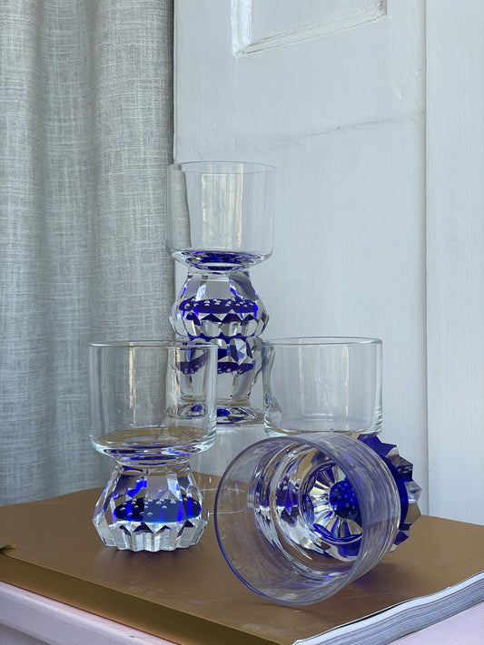 Vandglas i krystal med blå fod og bobler