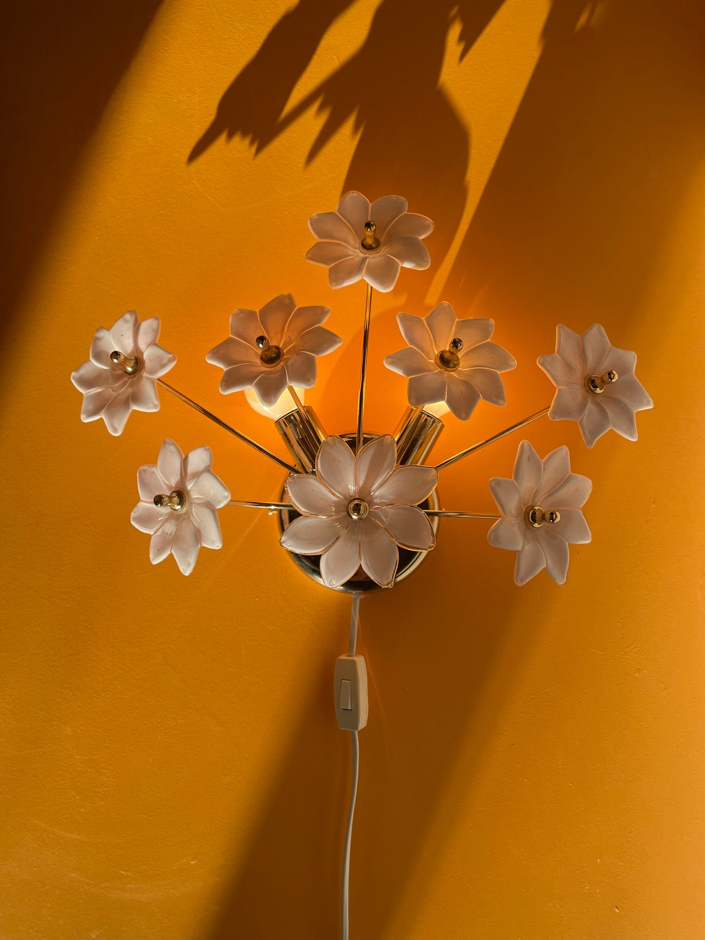 Murano blomster væglampe i messing og glas