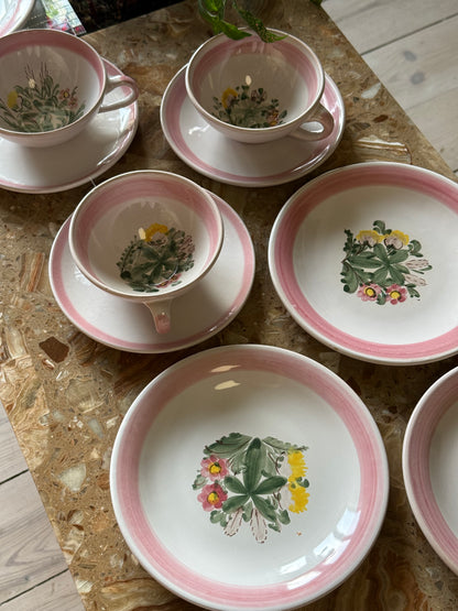 Thesæt med lyserød kant og blomster