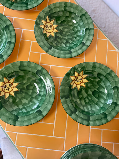 Grønne dybe tallerkener med glad sol