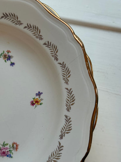 Sæt af 7 (8) dybe tallerkener med guldkant og blomster