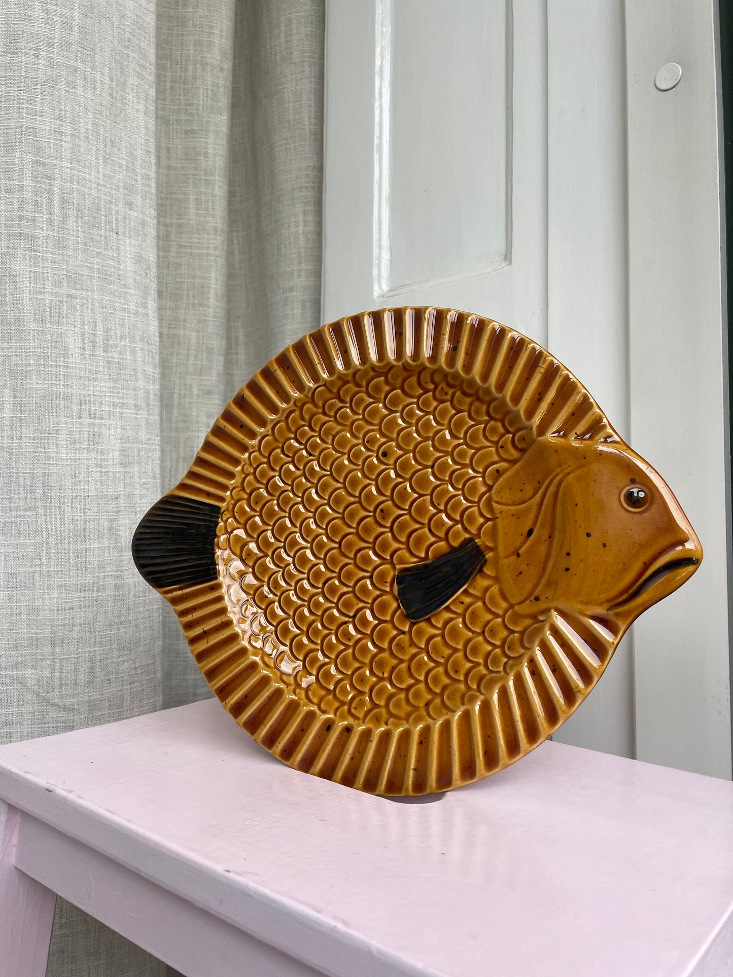 Caramel brown fish plates