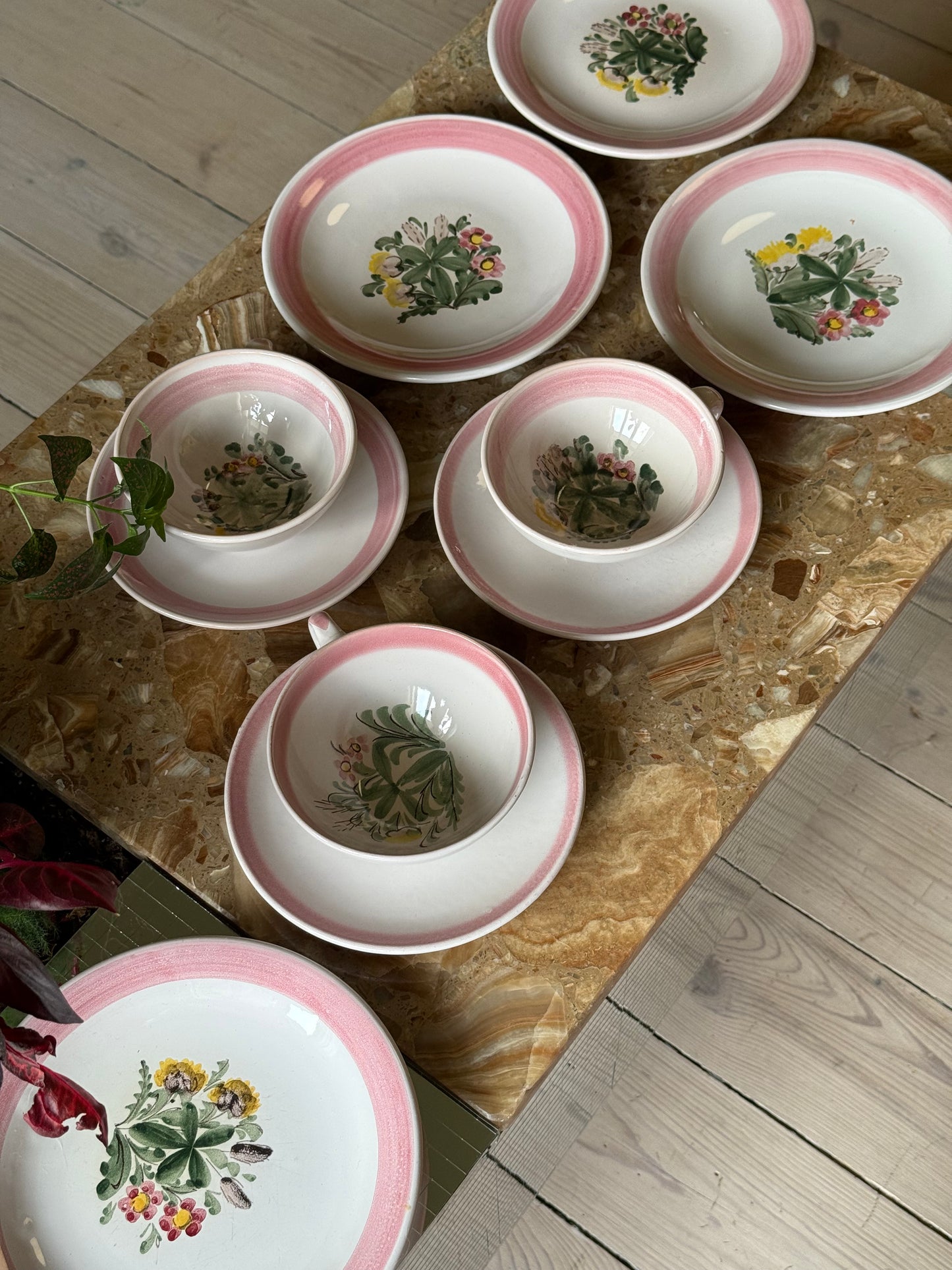 Thesæt med lyserød kant og blomster