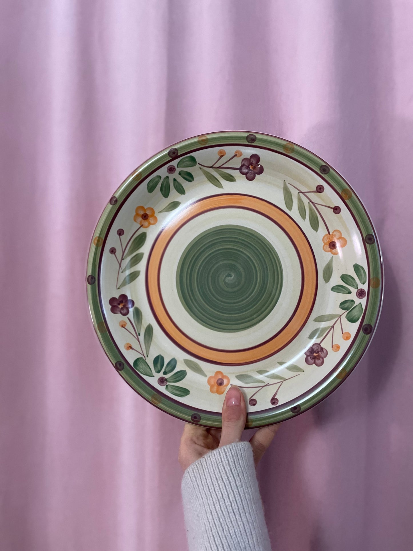 Flowered dinner plates in orange and green