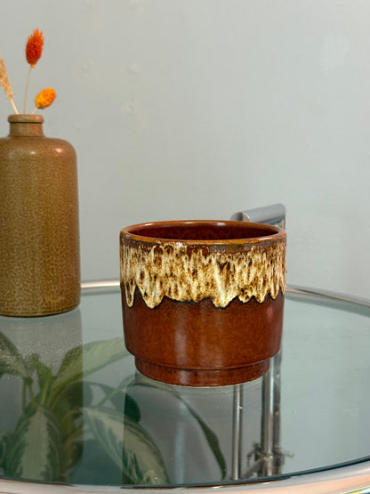 Urtepotte skjuler i brun glasur