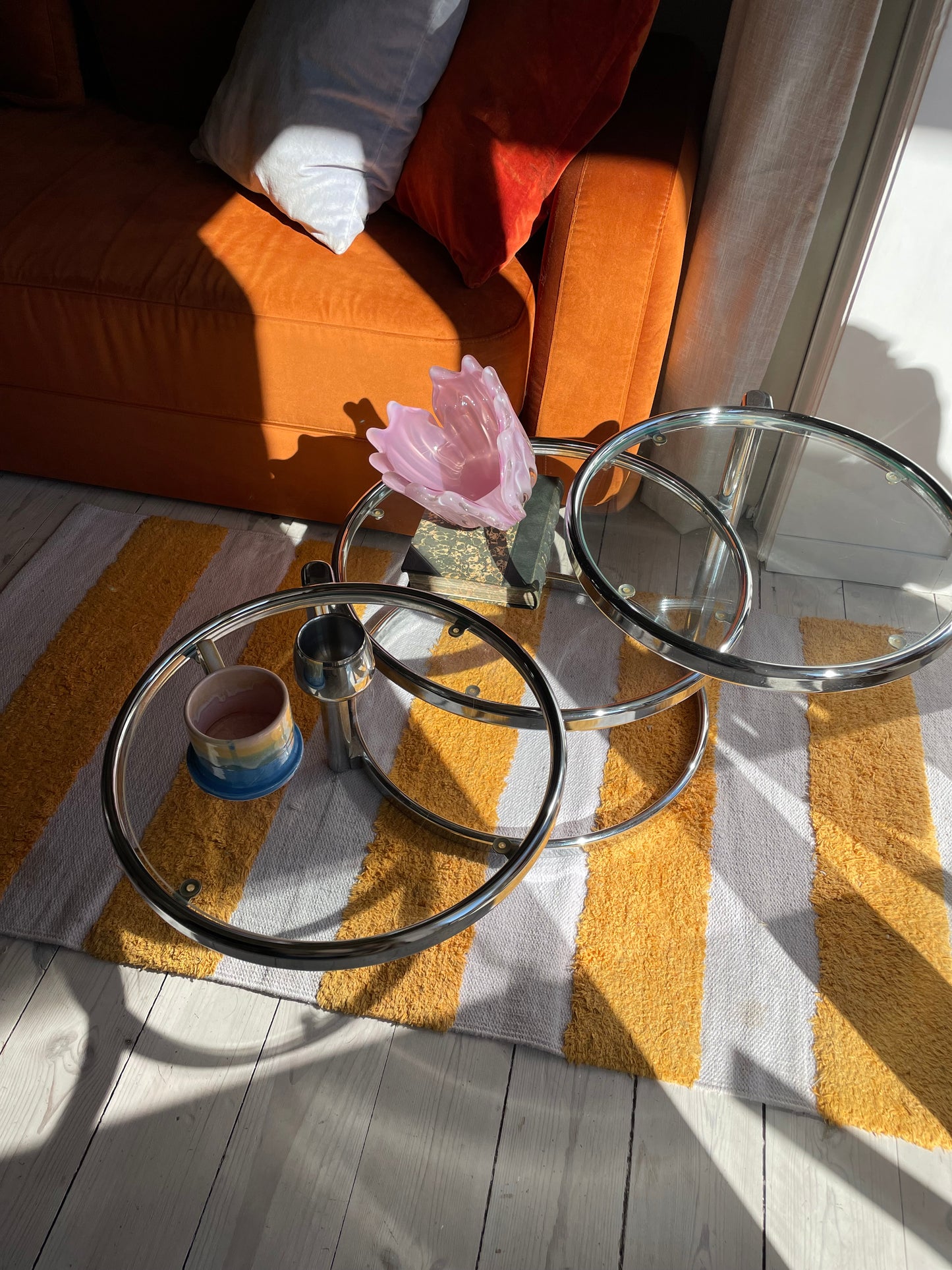 Swivel coffee table in chrome and glass