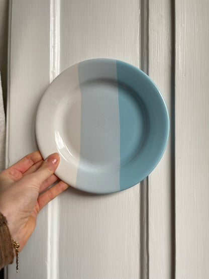 Lunch plates in striped shades of blue