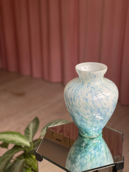 Hvid murano vase med grønne og blå nuancer