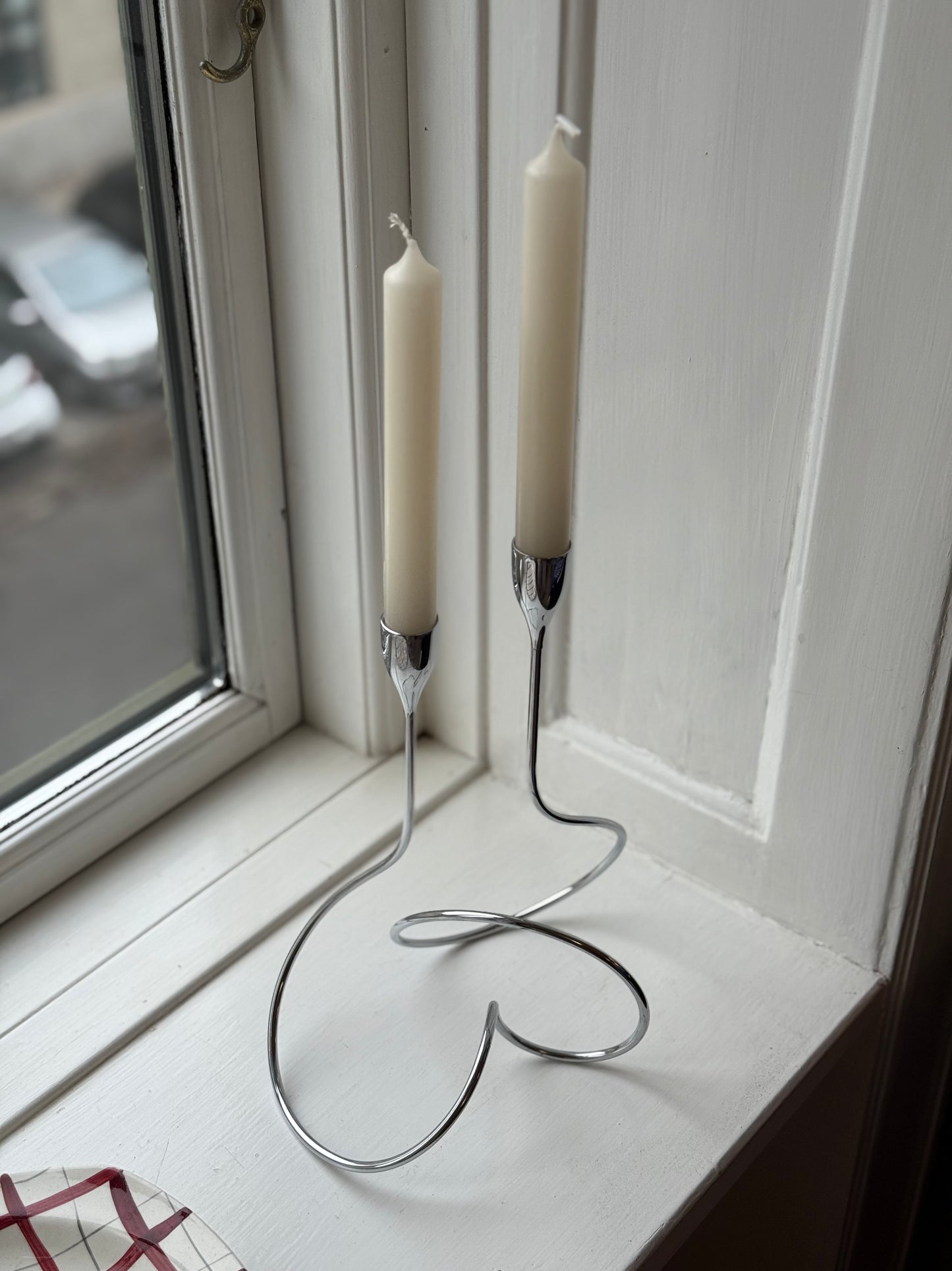 Dobbelt krøllet lysestage i krom