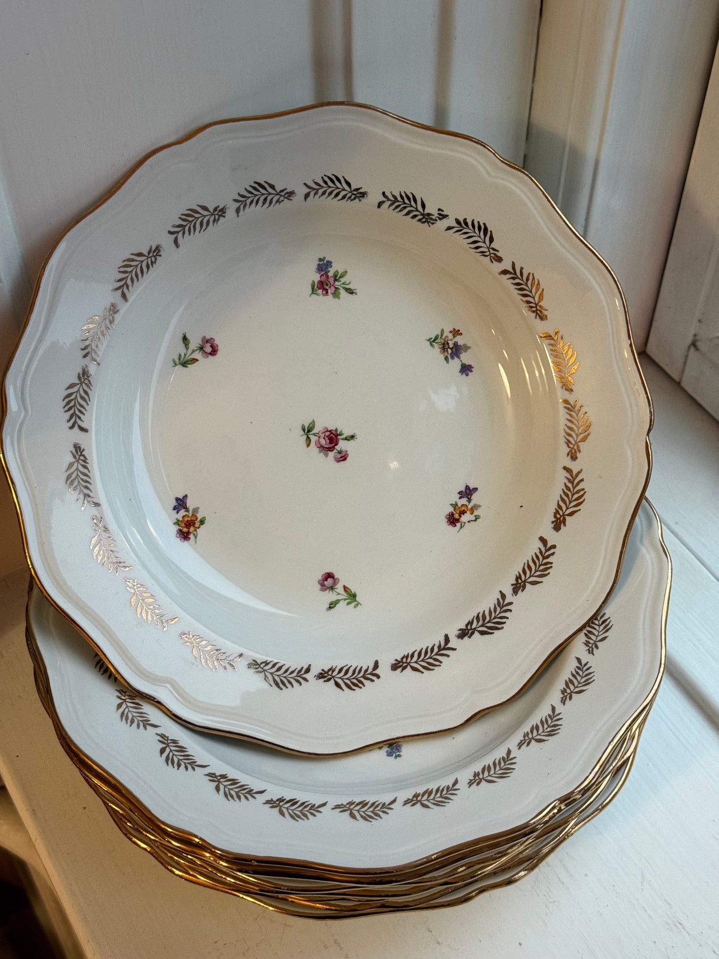Sæt af 7 (8) dybe tallerkener med guldkant og blomster