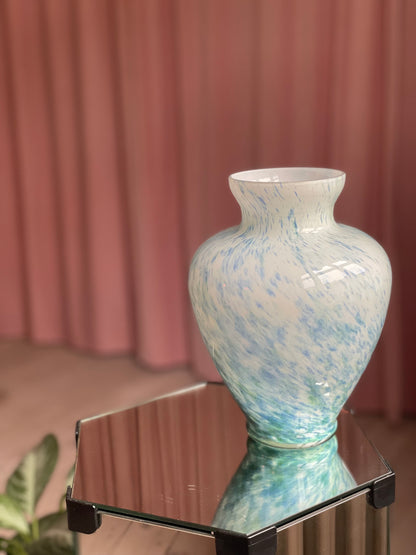 Hvid murano vase med grønne og blå nuancer