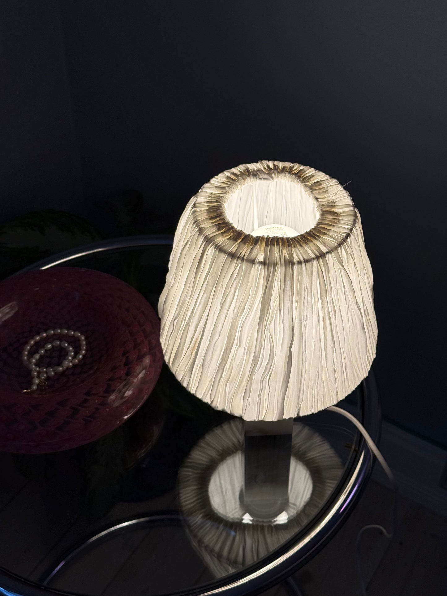 Marmor lampe med hvid skærm i stof