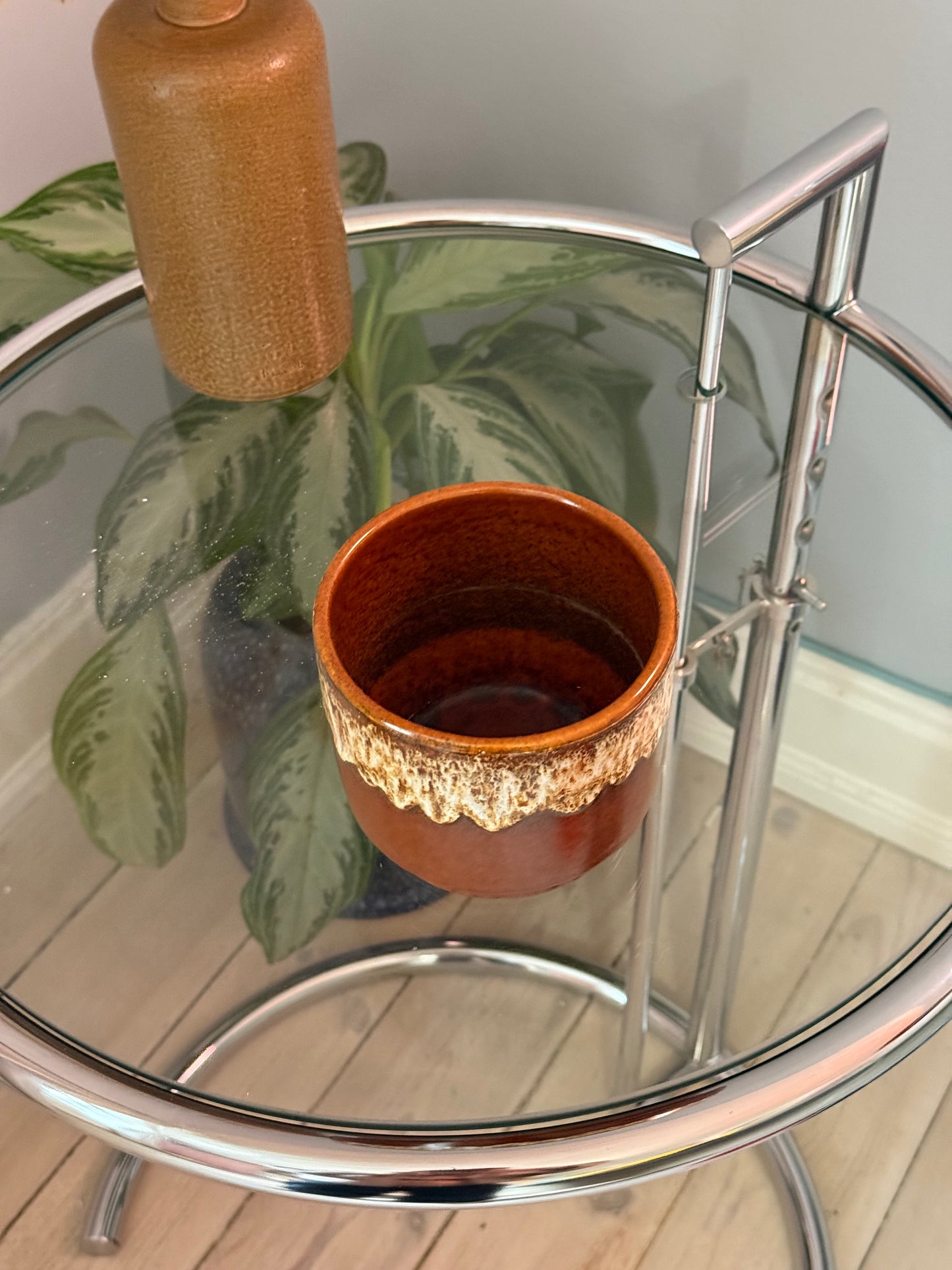 Urtepotte skjuler i brun glasur