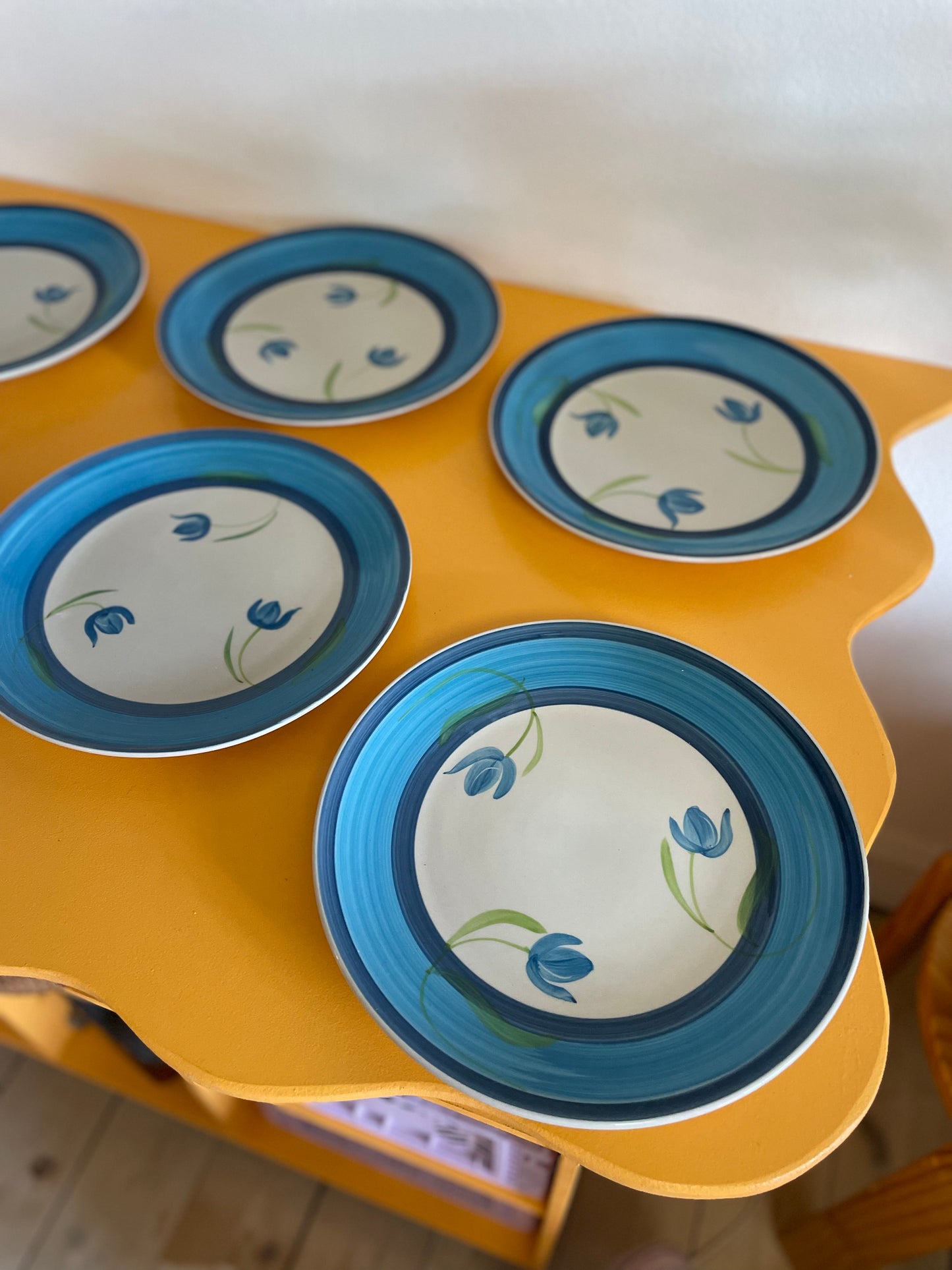Dinner plates in green and blue with flowers