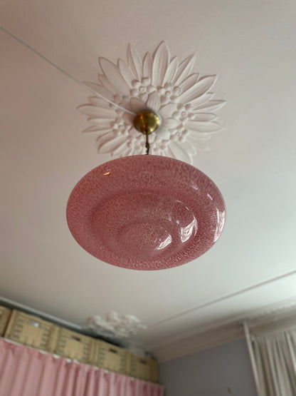 Lyserød spottet vintage Murano pendel med messinggreb