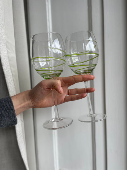 Store vinglas med grøn snoet detalje