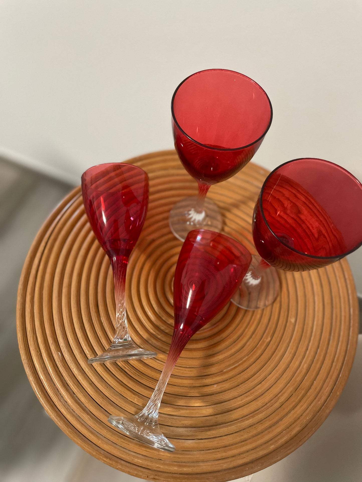 4 røde vinglas med snoet stilk