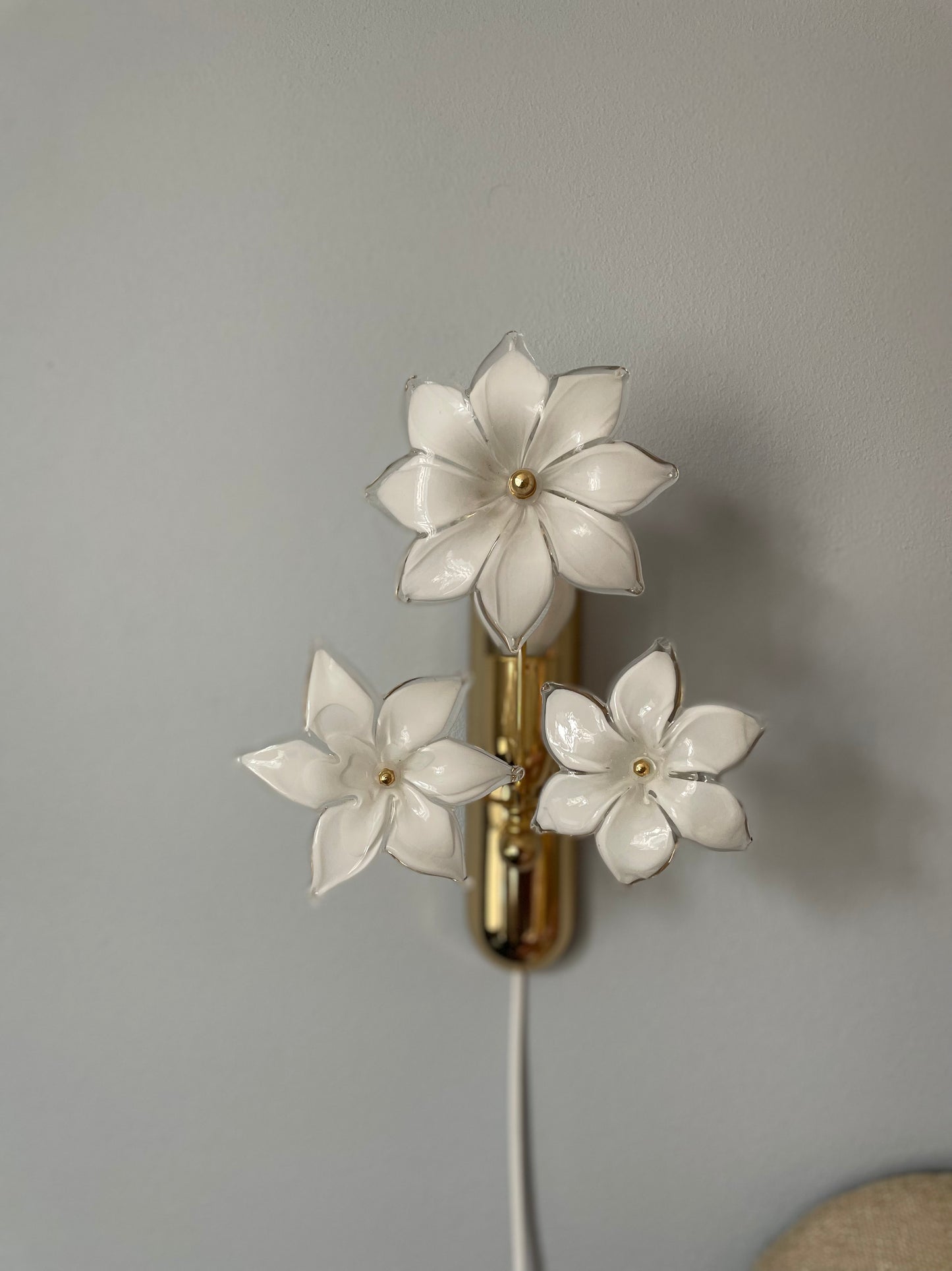 Set of vintage Murano wall lamps in brass with white flowers