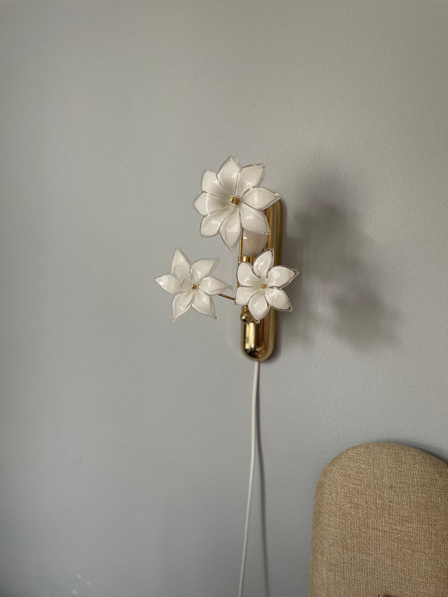 Sæt af vintage Murano væglamper i messing med hvide blomster