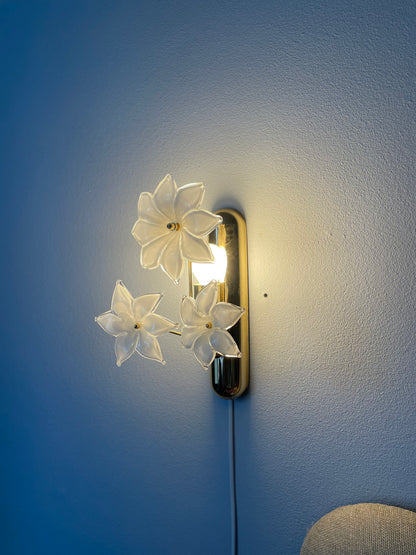 Set of vintage Murano wall lamps in brass with white flowers