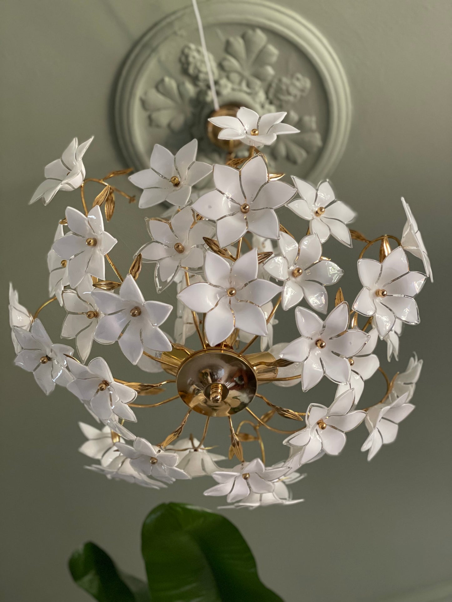 Hvid blomstret lysekrone - 43 blomster